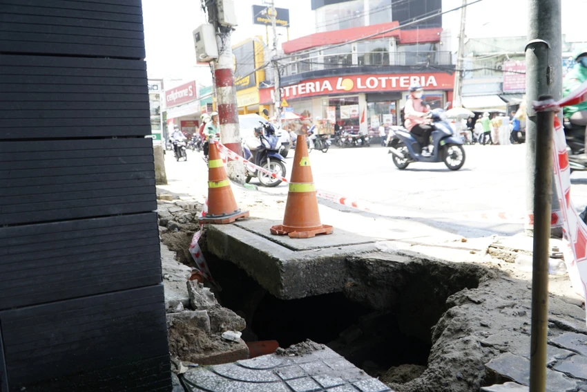 Hố sâu khoảng 2 m, hiện đang được đơn vị thi công sửa chữa. Ảnh: ĐT Hố sâu khoảng 2 m, hiện đang được đơn vị thi công sửa chữa. Ảnh: ĐT