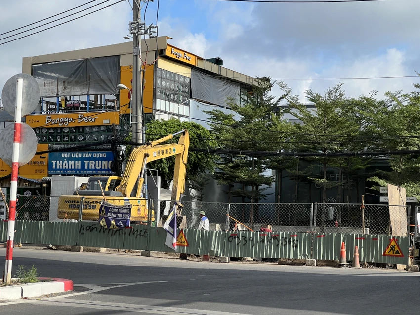 Một đoạn khu vực đường song hành Võ Nguyên Giáp, TP Thủ Đức được rào chắn. Ảnh: ĐT Một đoạn khu vực đường song hành Võ Nguyên Giáp, TP Thủ Đức được rào chắn. Ảnh: ĐT