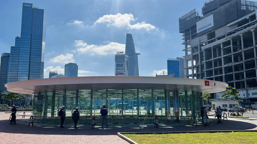 Giếng trời khổng lồ phía trên tuyến metro số 1- ga Trung tâm Bến Thành đã hoàn thiện. Hiện các kỹ sư, công nhân đang tổ chức lau kính. Ảnh: ĐÀO TRANG