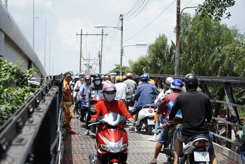 Cầu Long Kiểng cũ bị quá tải, xuống cấp và thường xuyên ùn ứ. Cầu Long Kiểng cũ bị quá tải, xuống cấp và thường xuyên ùn ứ.