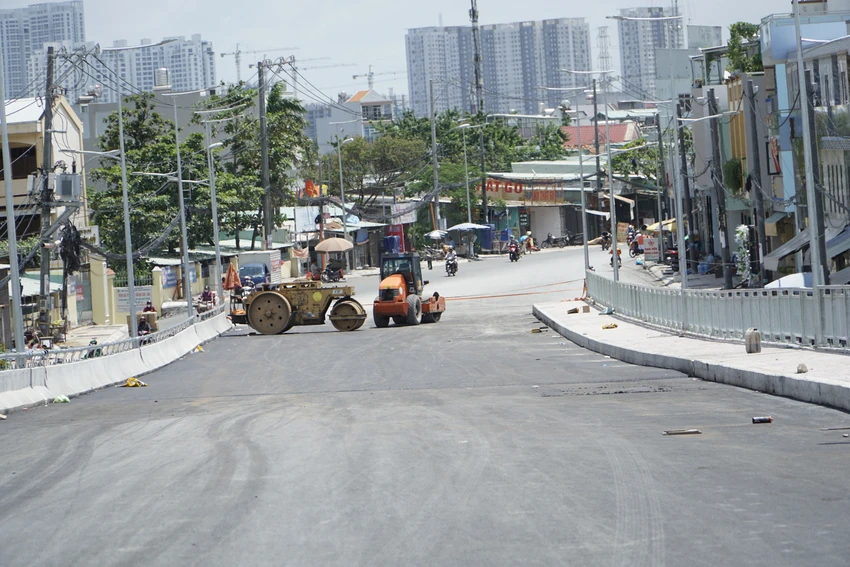 Đường dẫn lên cầu Long Kiểng đã được thảm nhựa. Đường dẫn lên cầu Long Kiểng đã được thảm nhựa.