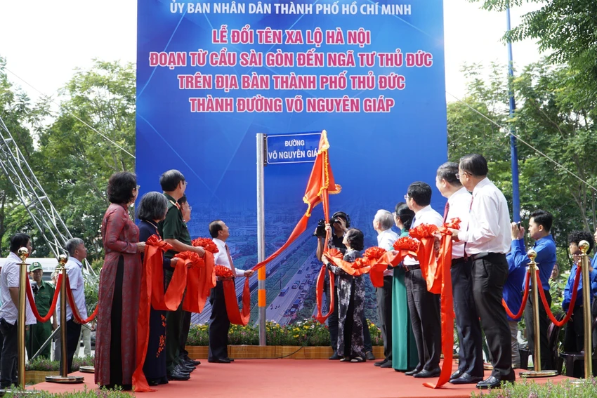 Nguyên lãnh đạo, lãnh đạo TP và người nhà Đại tướng Võ Nguyên Giáp làm làm lễ đổi tên đường Võ Nguyên Giáp. Ảnh: ĐT Nguyên lãnh đạo, lãnh đạo TP và người nhà Đại tướng Võ Nguyên Giáp làm làm lễ đổi tên đường Võ Nguyên Giáp. Ảnh: ĐT