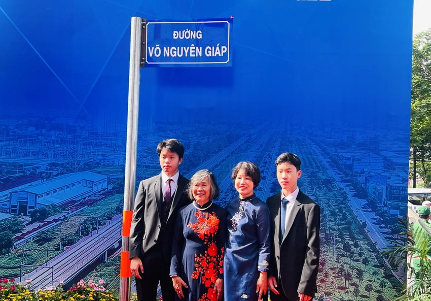 Gia đình Đại tướng Võ Nguyên Giáp có mặt tại buổi lễ. Ảnh: ĐÀO TRANG Gia đình Đại tướng Võ Nguyên Giáp có mặt tại buổi lễ. Ảnh: ĐÀO TRANG