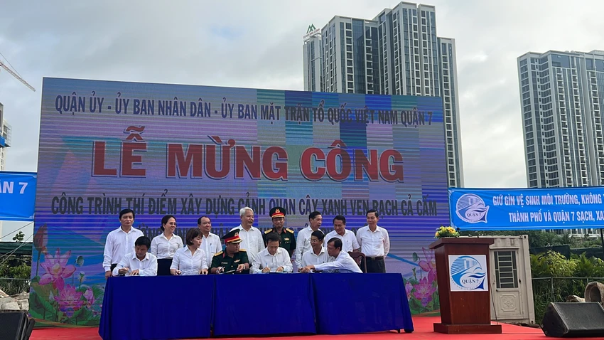 Quận 7 đang nỗ lực chỉnh trang đô thị ven kênh rạch. Ảnh: ĐT Quận 7 đang nỗ lực chỉnh trang đô thị ven kênh rạch. Ảnh: ĐT