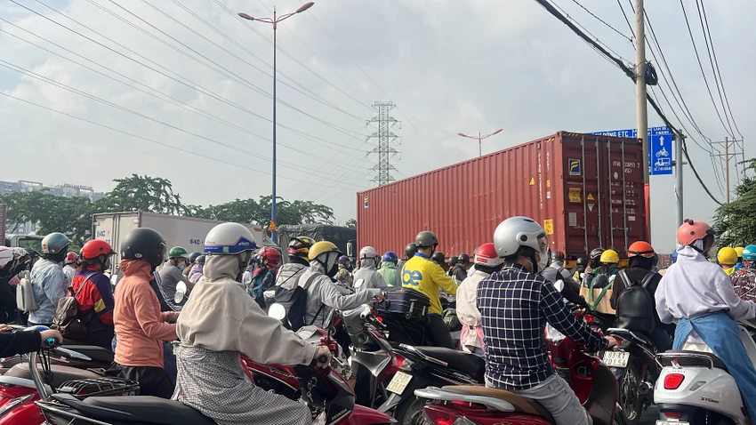 Các phương tiện bị ách lại. Các phương tiện bị ách lại.