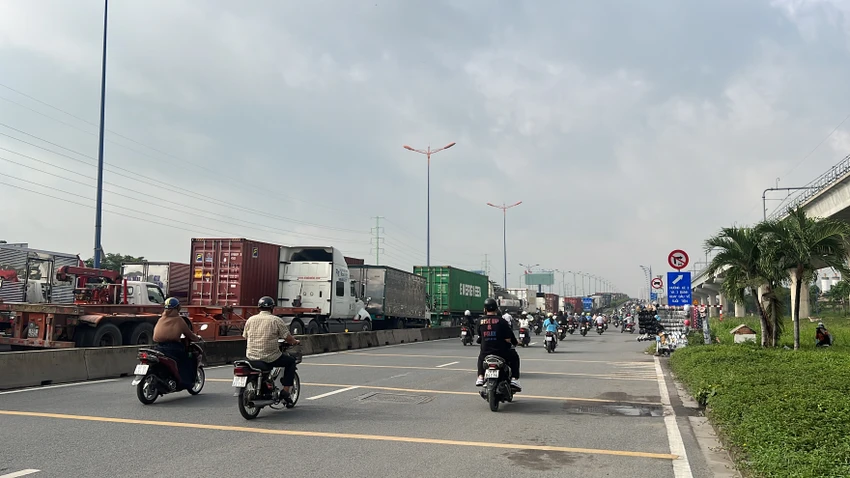 Container xếp hàng lên cầu Rạch Chiếc. Container xếp hàng lên cầu Rạch Chiếc.
