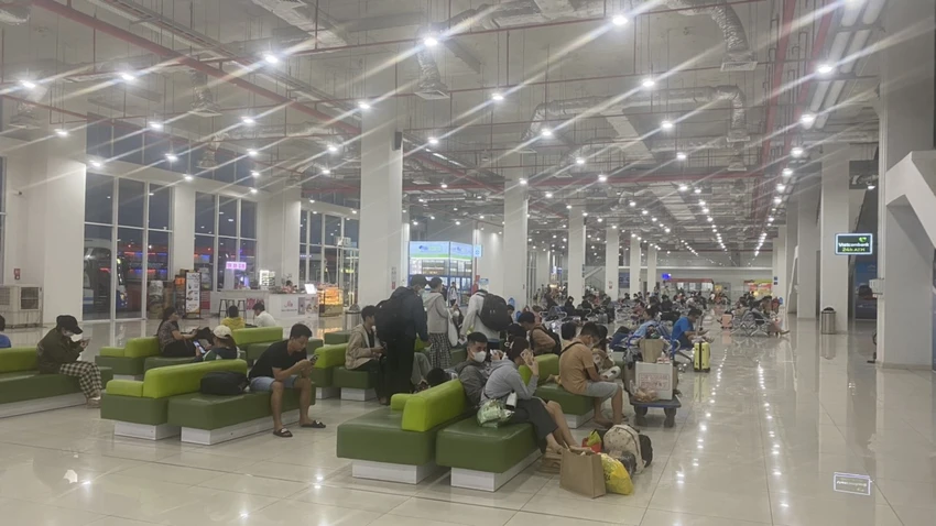Bến xe Miền Đông mới cũng nhộn nhịp hành khách so với thường nhật. Bến xe Miền Đông mới cũng nhộn nhịp hành khách so với thường nhật.