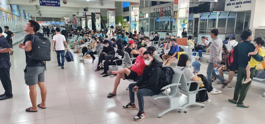 Ước tính sẽ có khoảng 12.000 hành khách xuất bến ngày 31-8. Ước tính sẽ có khoảng 12.000 hành khách xuất bến ngày 31-8.