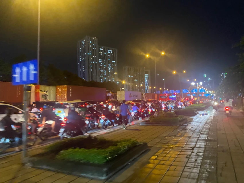 Khu vực đường Đồng Văn Cống, TP Thủ Đức đông đúc phương tiện đi lại. Khu vực đường Đồng Văn Cống, TP Thủ Đức đông đúc phương tiện đi lại.