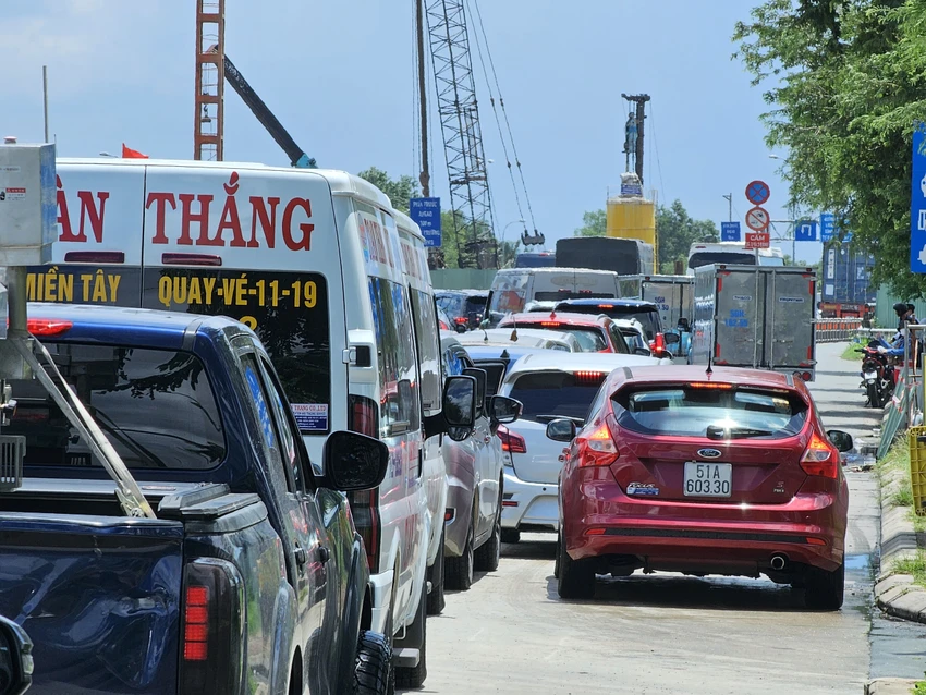 Sáng nay cửa ngõ TP.HCM ùn ứ, bến xe vắng khách ảnh 11 Sáng nay cửa ngõ TP.HCM ùn ứ, bến xe vắng khách ảnh 11