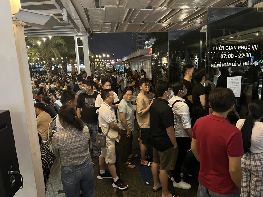 Người dân lựa chọn buýt sông số 1 để đi lại trong dịp lễ Quốc khánh 2-9. Người dân lựa chọn buýt sông số 1 để đi lại trong dịp lễ Quốc khánh 2-9.
