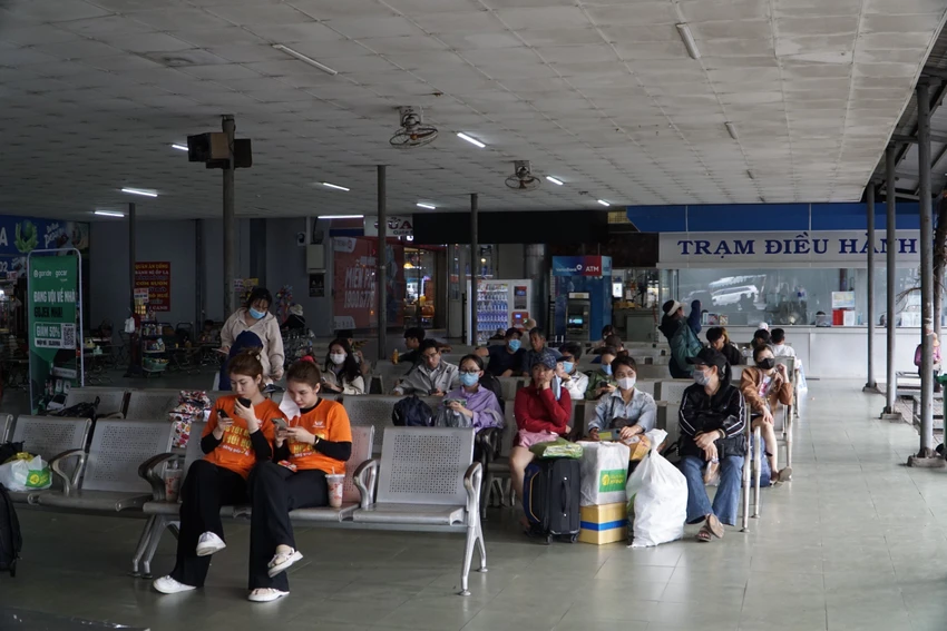 Bến xe Miền Đông cũ, quận Bình Thạnh không đông khách. Bến xe Miền Đông cũ, quận Bình Thạnh không đông khách.