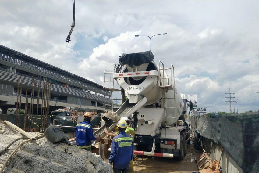 Không khí thi công sôi nổi dịp lễ - các cầu bộ hành của tuyến metro số 1 sẽ được băng qua đường Xa lộ Hà Nội, đường Võ Nguyên Giáp. Ảnh: MAUR Không khí thi công sôi nổi dịp lễ - các cầu bộ hành của tuyến metro số 1 sẽ được băng qua đường Xa lộ Hà Nội, đường Võ Nguyên Giáp. Ảnh: MAUR