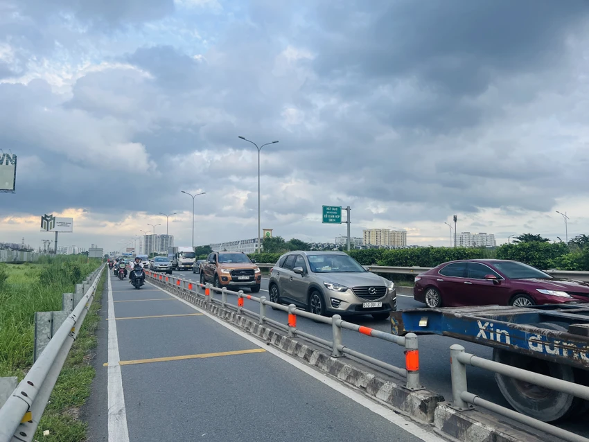 Các phương tiện bị ùn ứ khoảng 2 km. Các phương tiện bị ùn ứ khoảng 2 km.