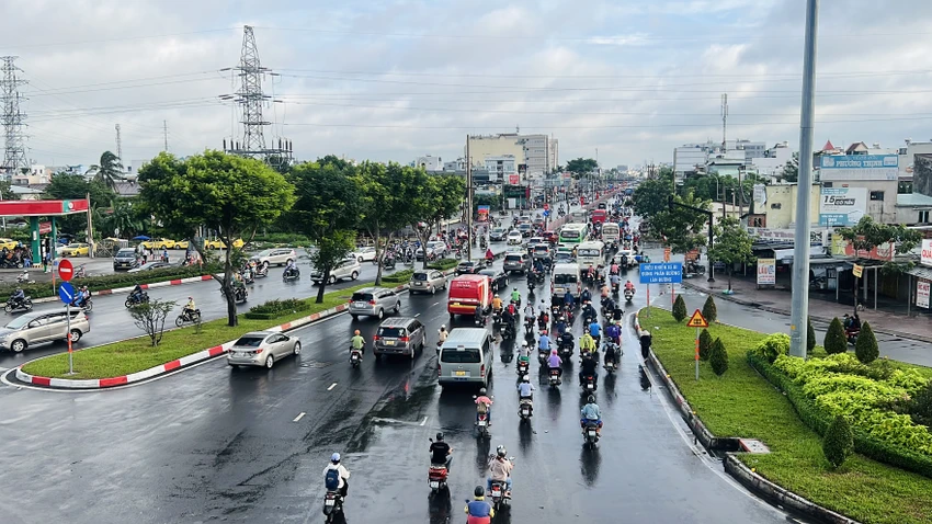 Quốc lộ 13 cũng có tình trạng phương tiện đông đúc. Quốc lộ 13 cũng có tình trạng phương tiện đông đúc.
