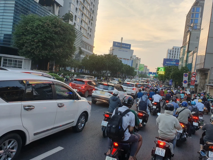 Đường Nguyễn Văn Trỗi, Phú Nhuận các phương tiện di chuyển chậm. Đường Nguyễn Văn Trỗi, Phú Nhuận các phương tiện di chuyển chậm.
