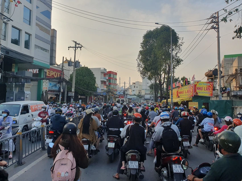 Đường Phạm Hùng, quận 8, các phương tiện di chuyển chậm. Đường Phạm Hùng, quận 8, các phương tiện di chuyển chậm.