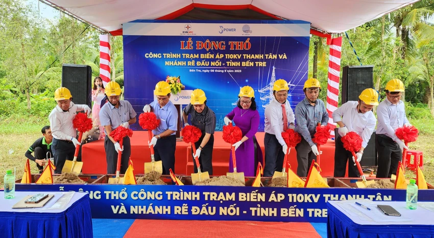 Đại diện ngành điện, chính quyền địa phương và đơn vị thi công thực hiện nghi thức động thổ