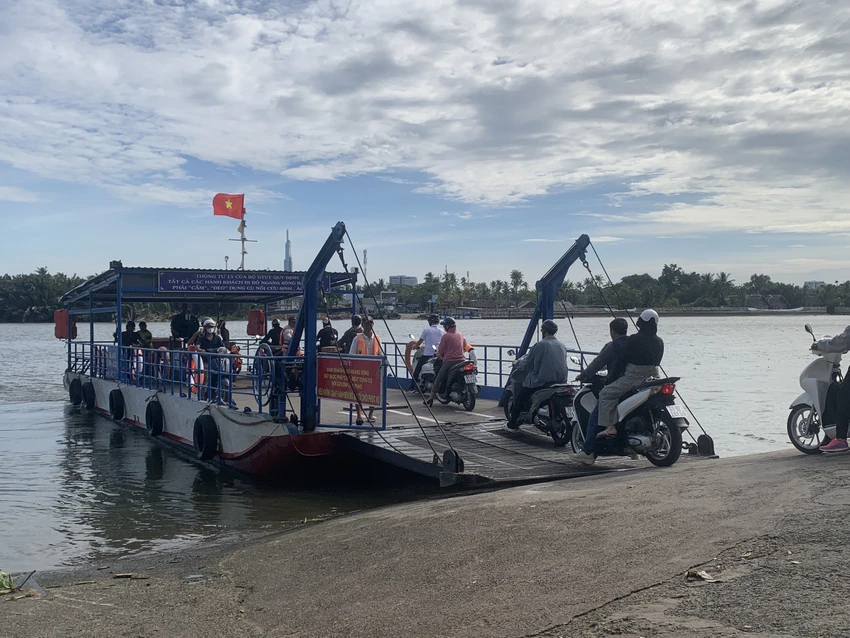 Cũng có một số hành khách không mặc áo phao khi đi qua phà. Ảnh: NHƯ NGỌC