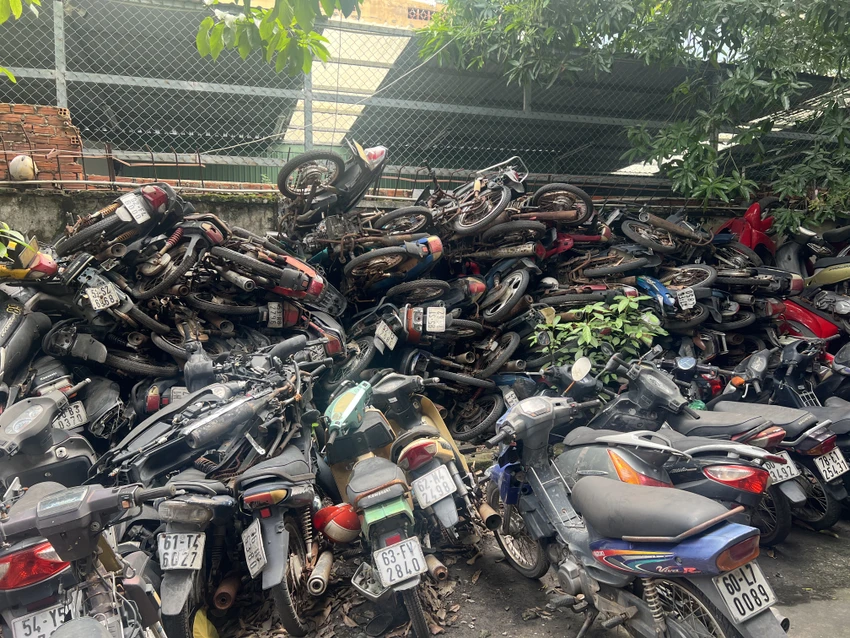 Từ những chiếc xe có giá trị cao như Vespa, Attila đến các loại xe cơ bản khác, tất cả được chất đống nhiều năm nay, tạo thành một cảnh tượng nhếch nhác ở bãi xe bến xe Miền Đông cũ.