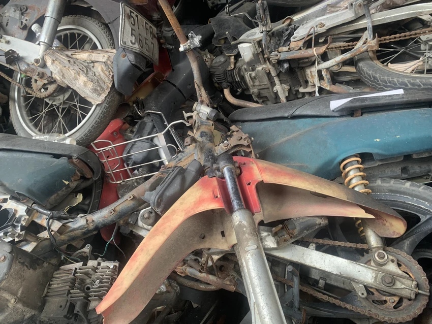 Các phương tiện bị rỉ sét, bụi bặm, hư hỏng nghiêm trọng sau nhiều năm bị bỏ quên.