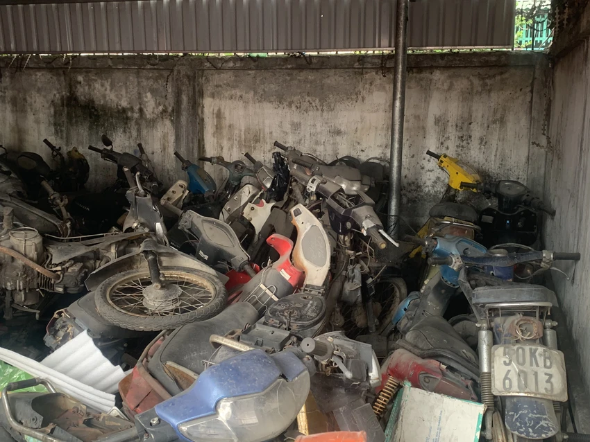 Bến xe Miền Tây mong muốn sớm di dời phương tiện này về những kho bãi do cơ quan nhà nước quản lý hoặc có một phương án giải quyết cụ thể.