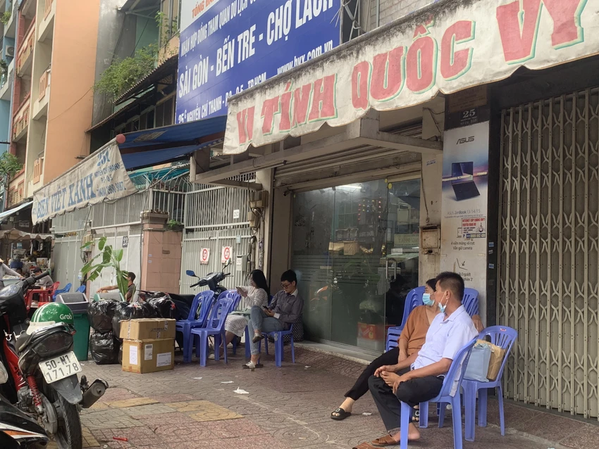 Hành khách đi xe ngồi chờ trên đường Nguyễn Chí Thanh, quận 5. Hành khách đi xe ngồi chờ trên đường Nguyễn Chí Thanh, quận 5.