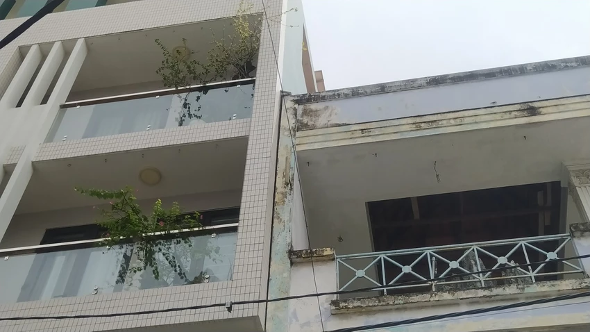 Hai căn nhà vốn sát nhau giờ lại có dấu hiệu nghiêng sang hai bên.