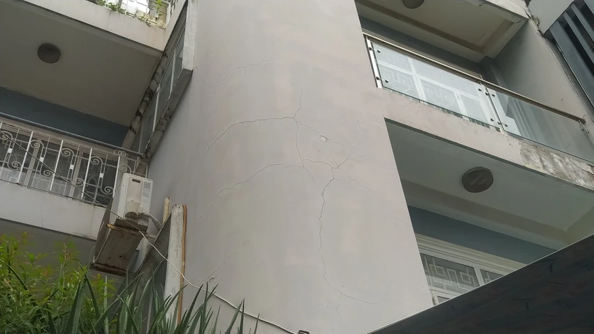 Những ngôi nhà kiên cố cũng xuất hiện nhiều vết rạn.