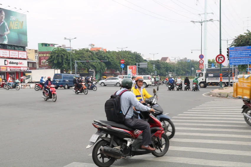 Giao thông hỗn loạn tại giao lộ Phạm Văn Đồng-Lê Quang Định-Nguyên Hồng