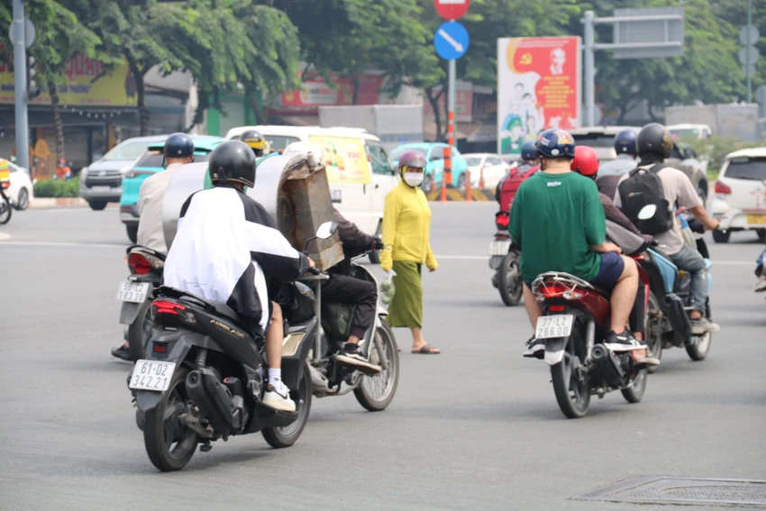 Giao thông hỗn loạn tại giao lộ Phạm Văn Đồng-Lê Quang Định-Nguyên Hồng
