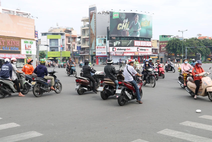 Giao thông hỗn loạn tại giao lộ Phạm Văn Đồng-Lê Quang Định-Nguyên Hồng