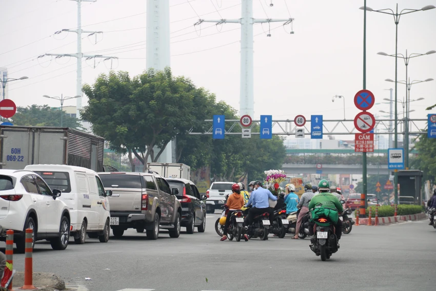 Giao thông hỗn loạn tại giao lộ Phạm Văn Đồng-Lê Quang Định-Nguyên Hồng