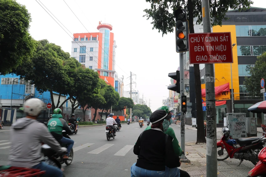TP.HCM: Dù đèn tín hiệu giao thông chỉ có một màu, giao thông tại nhiều nút giao vẫn ổn định