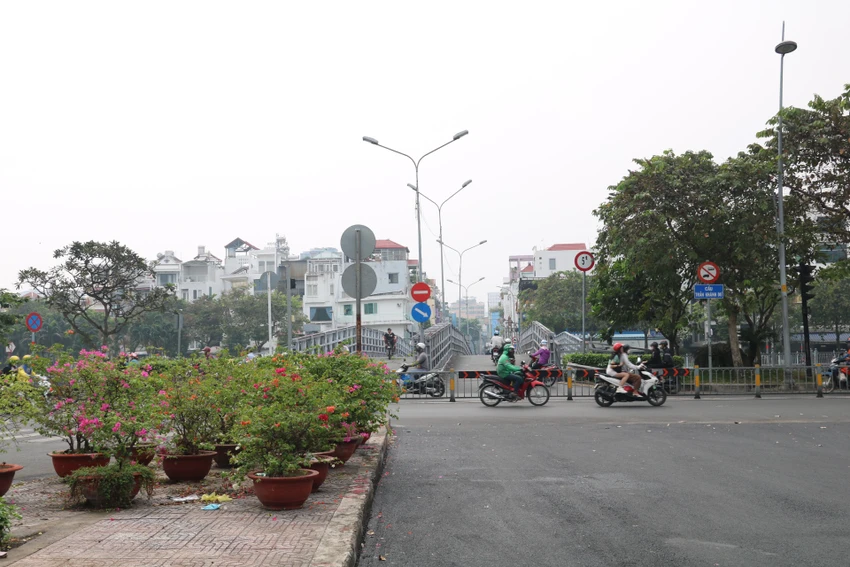 TP.HCM: Dù đèn tín hiệu giao thông chỉ có một màu, giao thông tại nhiều nút giao vẫn ổn định