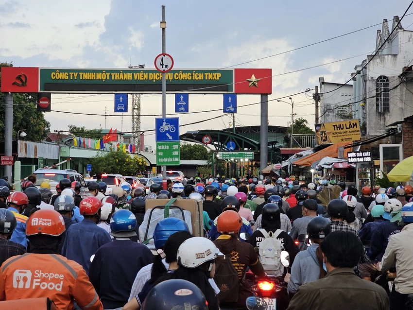 TP.HCM yêu cầu đảm bảo giao thông thông suốt, giải tỏa khách tại sân bay kịp thời trong dịp lễ 30-4