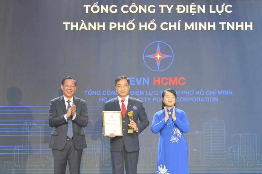 EVNHCMC được nhận giải thưởng “Thương hiệu Vàng TP.HCM”.