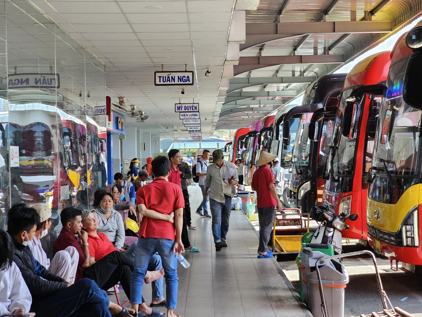 Bến xe Miền Tây đông đúc