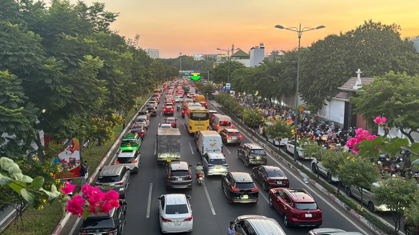 đường Phạm Văn Đồng ùn ứ kéo dài
