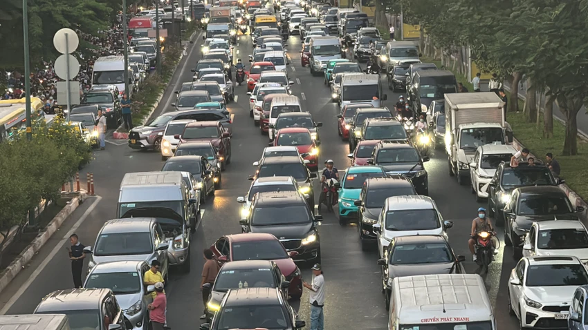 đường Phạm Văn Đồng ùn ứ kéo dài