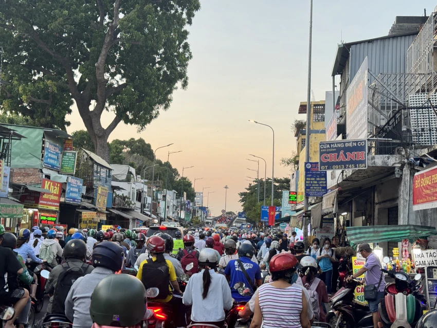 đường Phạm Văn Đồng ùn ứ kéo dài