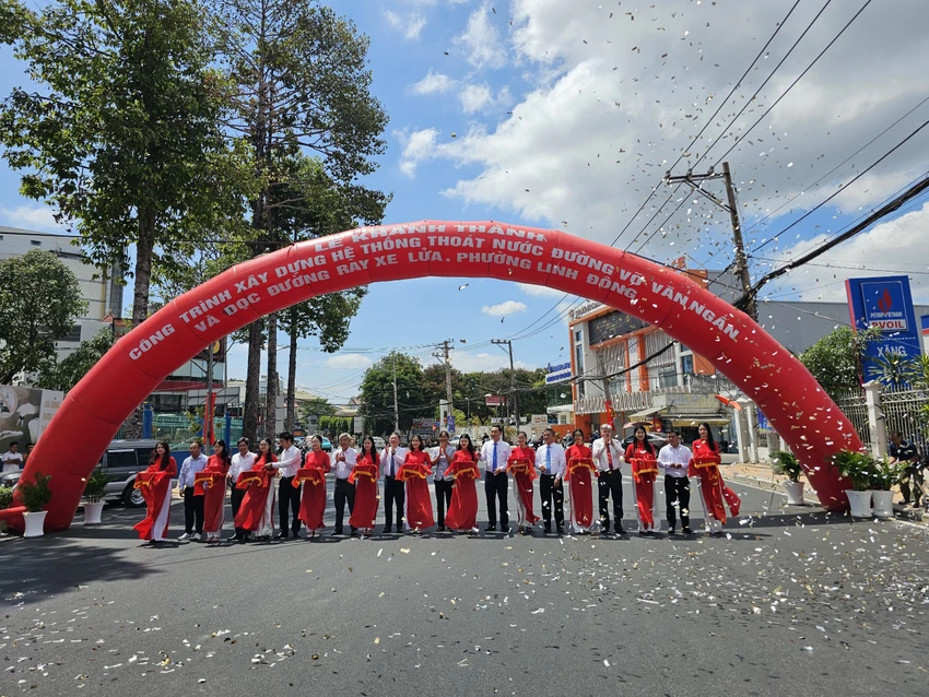 Lãnh đạo TP cắt băng khánh thành.