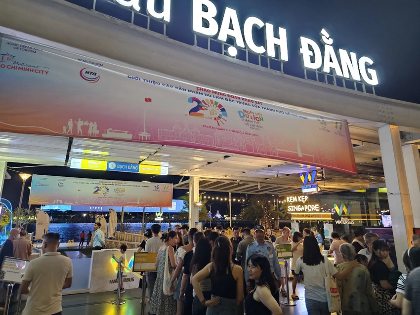 trải nghiệm buýt sông số 1 vào đêm 30-4