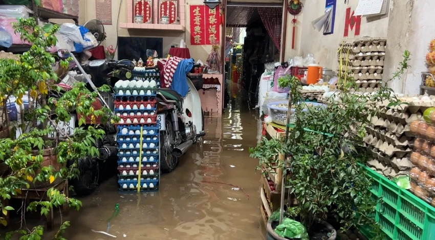 Nước tràn vào nhà người dân trên đường Dương Văn Cam, TP Thủ Đức