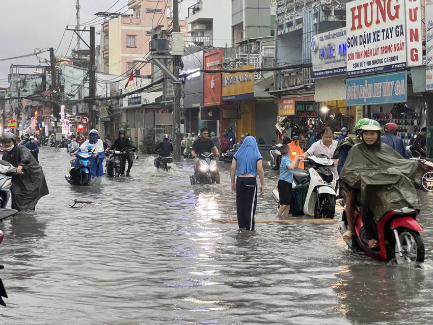 Đường Kha Vạn Cân, phường Linh Đông, TP Thủ Đức đang bị ngập nước