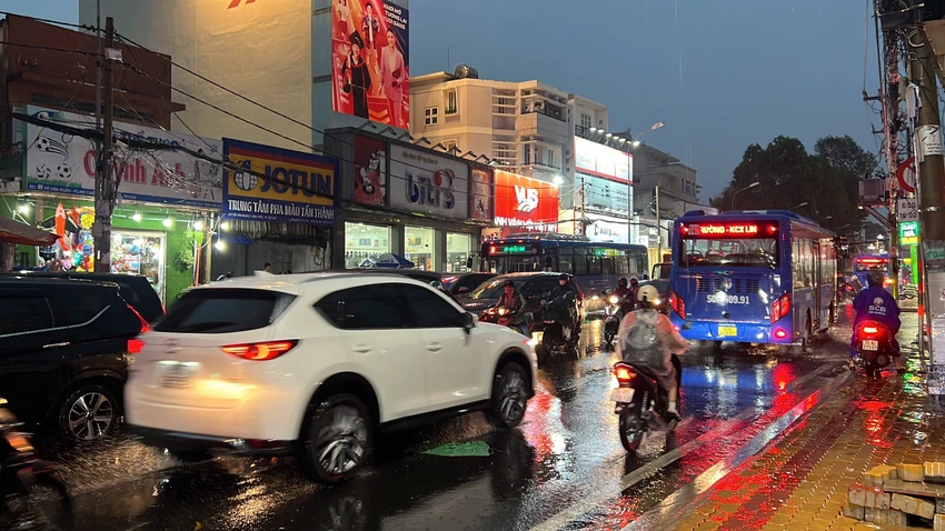 tình trạng bung nắp hầm ga, nước từ hầm ga phun lên mặt đường gây nguy hiểm cho người tham gia giao thông ở TP Thủ Đức