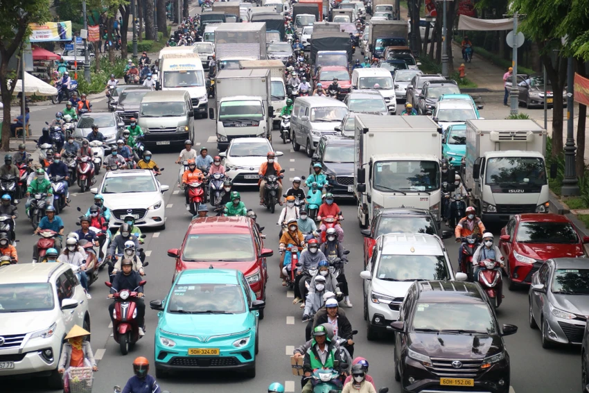 Hàng loạt tuyến đường ở khu vực sân bay Tân Sơn Nhất đang ùn ứ.