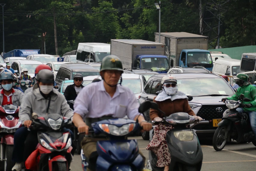 Hàng loạt tuyến đường ở khu vực sân bay Tân Sơn Nhất đang ùn ứ.