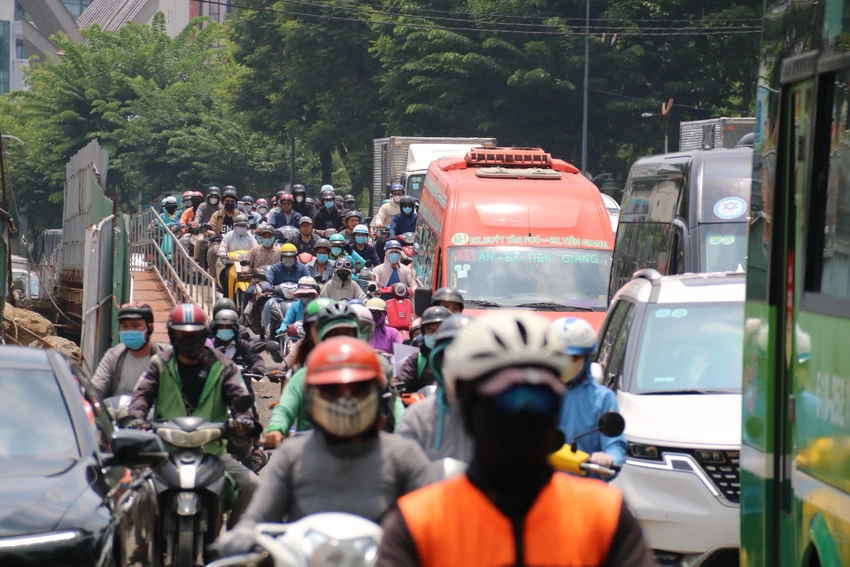 Hàng loạt tuyến đường ở khu vực sân bay Tân Sơn Nhất đang ùn ứ.