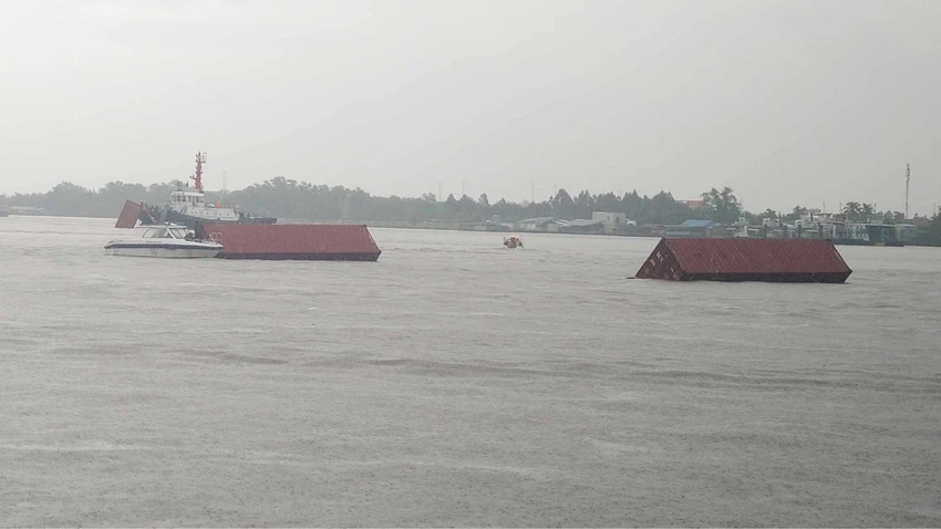 Thùng container bị rơi trên sông Soài Rạp, TP.HCM
